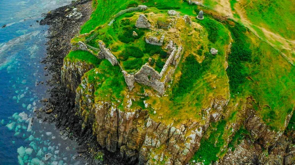 As ruínas do Castelo de Duntulm na Ilha de Skye - vista aérea — Fotografia de Stock