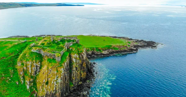 Le rovine del castello di Duntulm sull'isola di Skye - vista aerea — Foto Stock