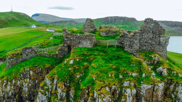 The ruins of Duntulm Castle on the Isle of Skye - aerial view — Stock Photo, Image