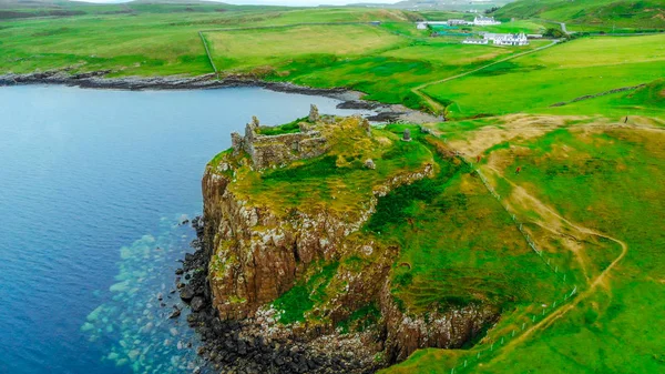 Le rovine del castello di Duntulm sull'isola di Skye - vista aerea — Foto Stock