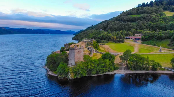 Urquhart Castle i Loch Ness w godzinach wieczornych - antenowe dron Zobacz — Zdjęcie stockowe