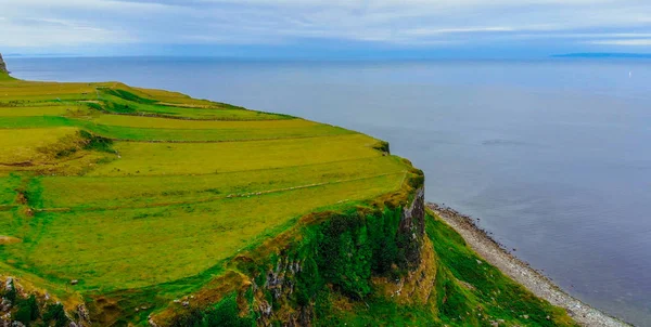 Το όμορφο καταπράσινο τοπίο του Isle of Skye στα Highlands της Σκωτίας — Φωτογραφία Αρχείου