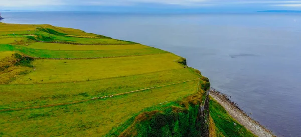 Die Küste und die Klippen auf der Insel Skye in Schottland — Stockfoto