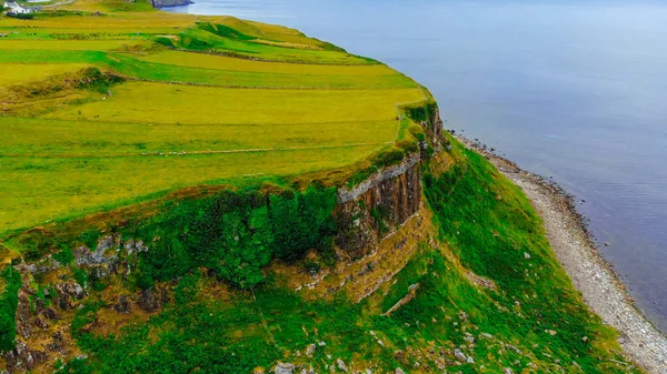 A partvonal és sziklák a skóciai Skye szigetén — Stock Fotó
