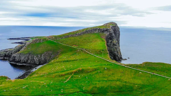 Il bellissimo paesaggio verde dell'Isola di Skye nelle Highlands scozzesi — Foto Stock