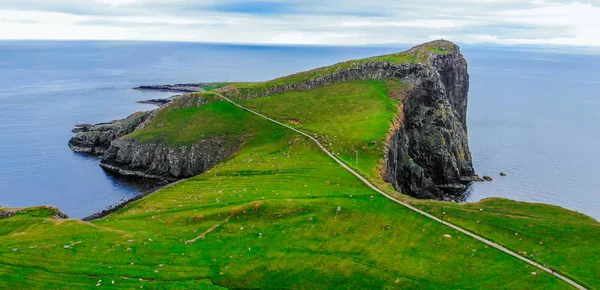 The beautiful green landscape of the Isle of Skye in the Scottish Highlands — Stock Photo, Image