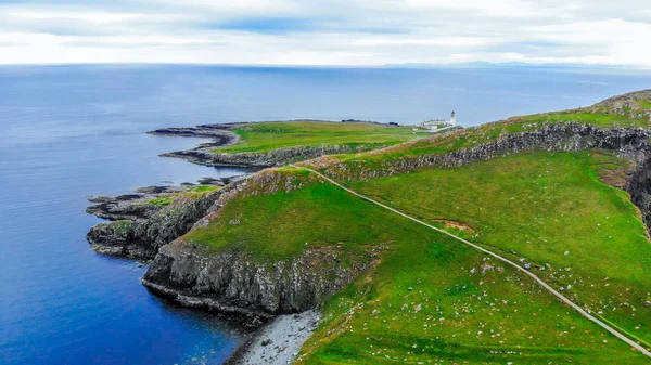 Neist Point na Ilha de Skye - penhascos incríveis e paisagem nas terras altas da Escócia — Fotografia de Stock