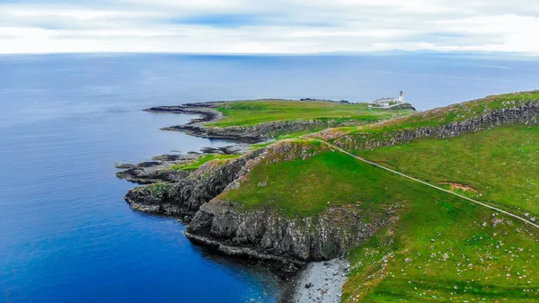 The beautiful green landscape of the Isle of Skye in the Scottish Highlands — Stock Photo, Image