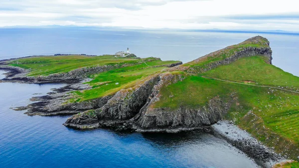 A gyönyörű zöld táj, a skót felföldön Skye szigetén — Stock Fotó
