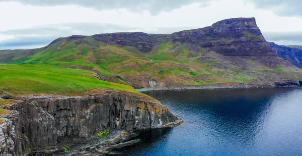 Neist Point en la Isla de Skye: increíbles acantilados y paisajes en las tierras altas de Escocia —  Fotos de Stock