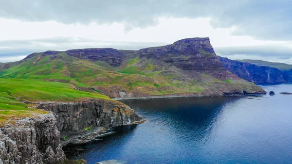 Neist Point na Ilha de Skye - penhascos incríveis e paisagem nas terras altas da Escócia — Fotografia de Stock