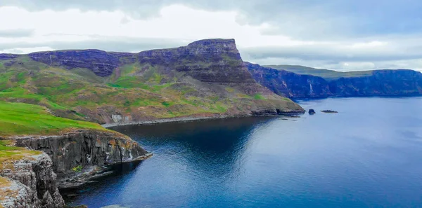 El hermoso paisaje verde de la Isla de Skye en las tierras altas escocesas — Foto de Stock