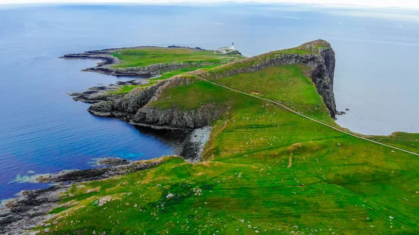 Il bellissimo paesaggio verde dell'Isola di Skye nelle Highlands scozzesi — Foto Stock