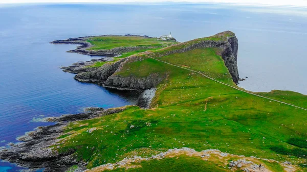 Il bellissimo paesaggio verde dell'Isola di Skye nelle Highlands scozzesi — Foto Stock