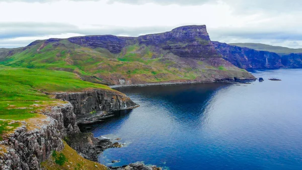 Vista sobre Neist Point en la Isla de Skye - paisajes impresionantes — Foto de Stock