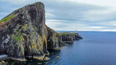 Isle of Skye - kayalıklarla ve İskoçya'nın dağlık manzara şaşırtıcı noktasında neist
