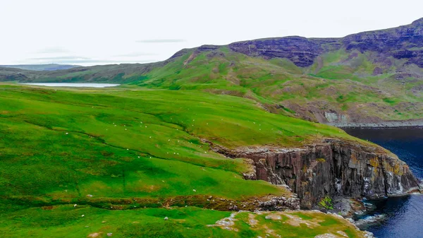 Neist Point en la Isla de Skye: increíbles acantilados y paisajes en las tierras altas de Escocia — Foto de Stock