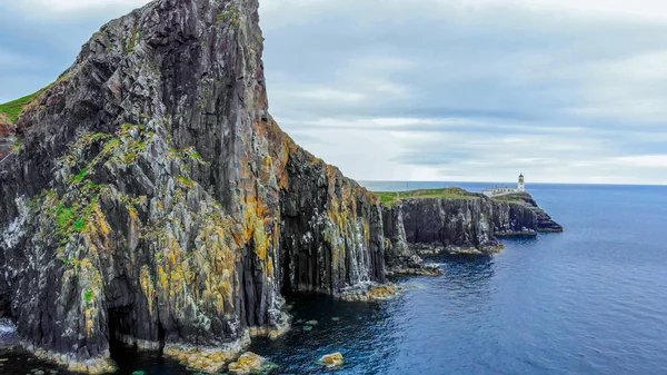 驚くほどの崖とスコットランドの高地の風景 - スカイ島の上の neist ポイント — ストック写真