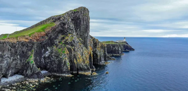 Neist Point on the Isle of Skye - amazing cliffs and landscape in the highlands of Scotland — Stock Photo, Image