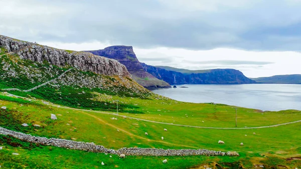 驚くほどの崖とスコットランドの高地の風景 - スカイ島の上の neist ポイント — ストック写真