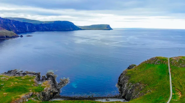 驚くほどの崖とスコットランドの高地の風景 - スカイ島の上の neist ポイント — ストック写真