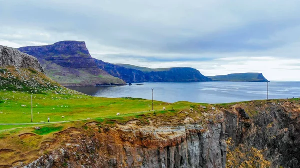 驚くほどの崖とスコットランドの高地の風景 - スカイ島の上の neist ポイント — ストック写真