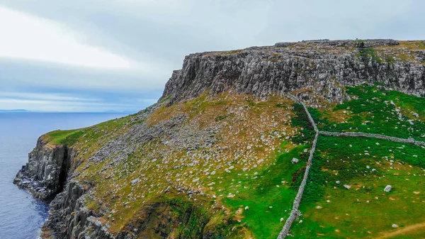 Neist Point sur l'île de Skye - falaises étonnantes et paysage dans les hautes terres d'Écosse — Photo