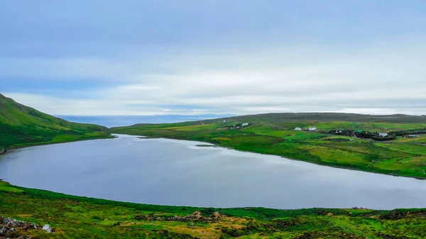 Pequeño y hermoso lago en la cima de una colina en las Highlands escocesas — Foto de Stock