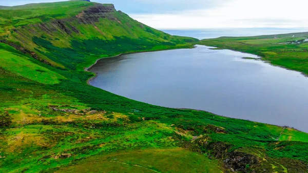Piccolo e bellissimo lago sulla cima di una collina nelle Highlands scozzesi — Foto Stock