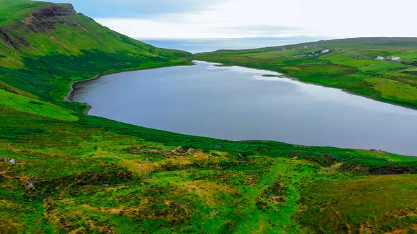 Piccolo e bellissimo lago sulla cima di una collina nelle Highlands scozzesi — Foto Stock