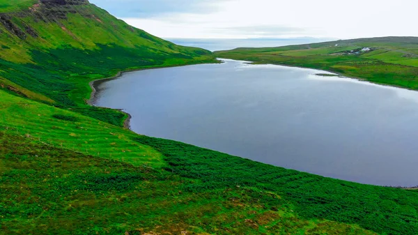 Piccolo e bellissimo lago sulla cima di una collina nelle Highlands scozzesi — Foto Stock