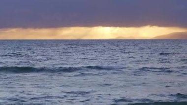 Okyanusun üzerinde güzel bir gün batımı