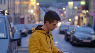 genç adam bir telefon alır