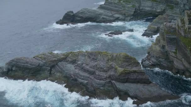 Wild oceaanwater raakt de rotsachtige kust van Ierland — Stockvideo