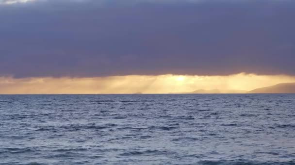 Kleurrijke zonsondergang boven de oceaan — Stockvideo