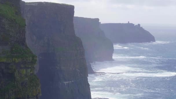 Berömda Cliffs of Moher på en dimmig dag — Stockvideo