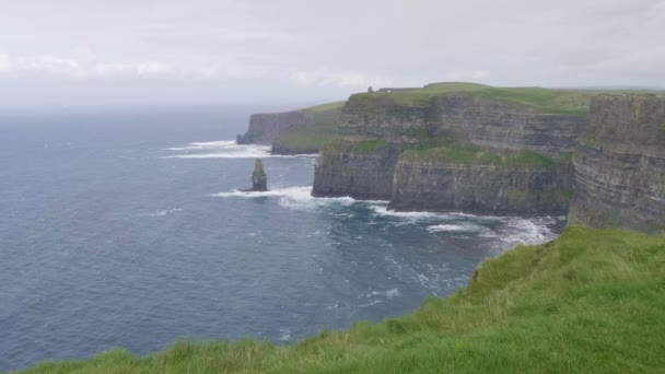 Lenyűgöző meredek sziklák - a Moherské útesy, Írország — Stock videók