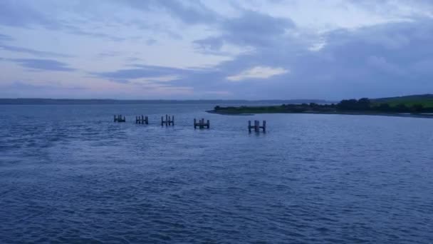 Awesome irländska kusten i slutet av kvällen — Stockvideo