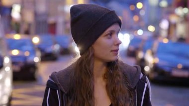 Genç güzel kadın bir metin iletisi yazar