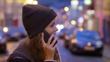 Genç kızlar bir telefon alır
