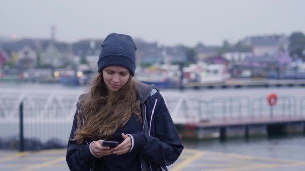 Молодая девушка отвечает на телефонный звонок — стоковое видео