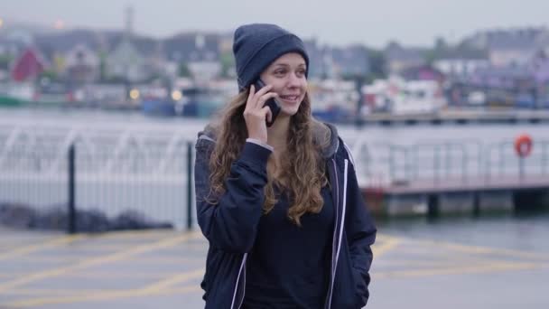 Menina feliz fala com seu amigo no telefone — Vídeo de Stock