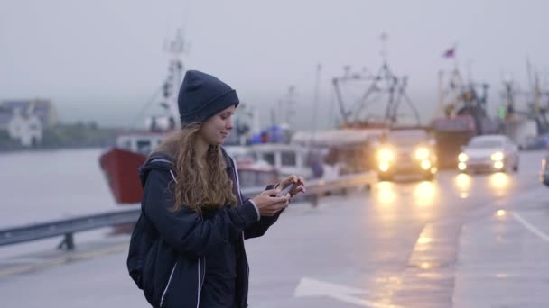 Chica joven toma fotos con el teléfono celular — Vídeo de stock