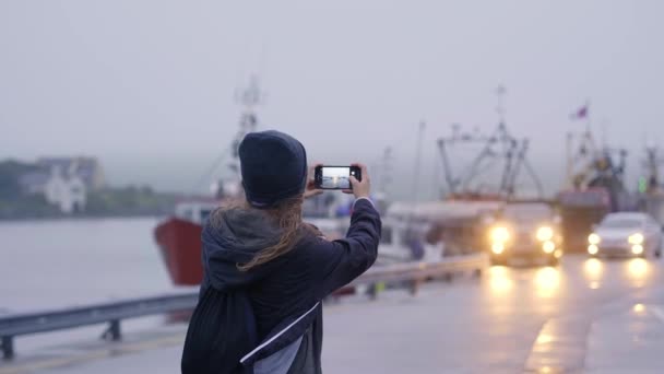 Chica joven toma fotos con el teléfono celular — Vídeo de stock