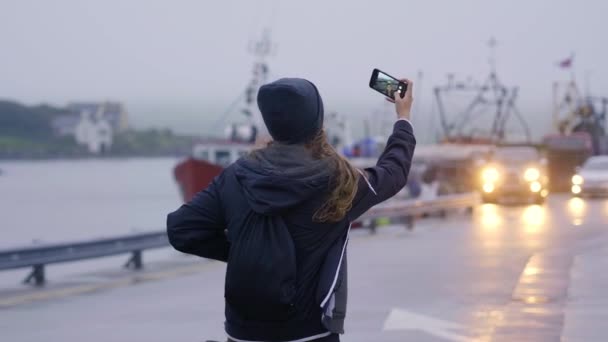 Young girl takes a selfie — Stock Video