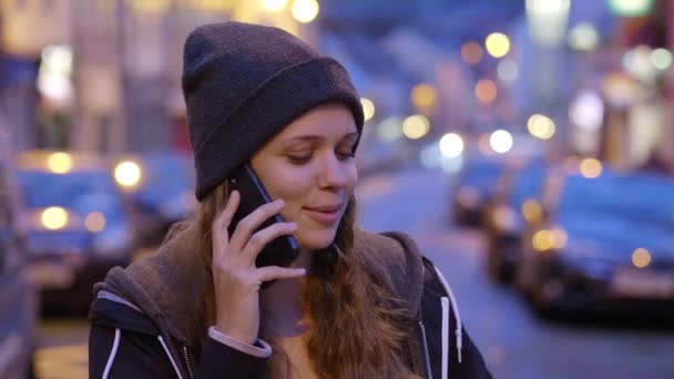 Молодая счастливая женщина отвечает на телефонный звонок — стоковое видео