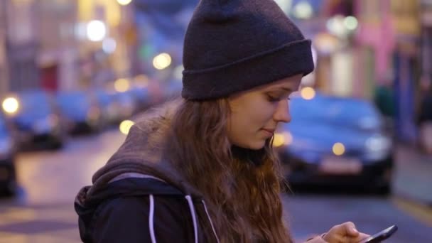 彼女の携帯電話を持つ若い女性 — ストック動画