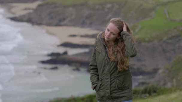 Молодая грустная девушка, потерявшаяся в мыслях — стоковое видео