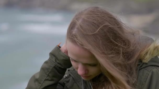 Jonge vrouw lijkt te zijn verdrietig en verloren in gedachten — Stockvideo