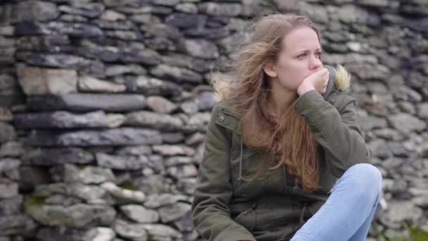 Mujer joven se sienta en el suelo - parece estar triste — Vídeos de Stock